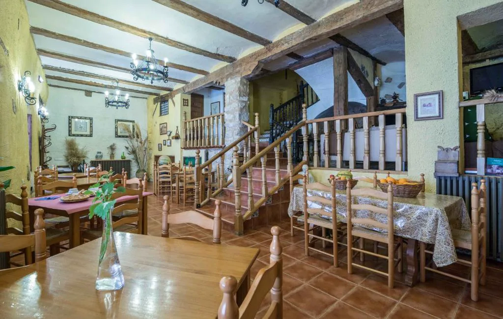 Salón con mesas de madera y escalera