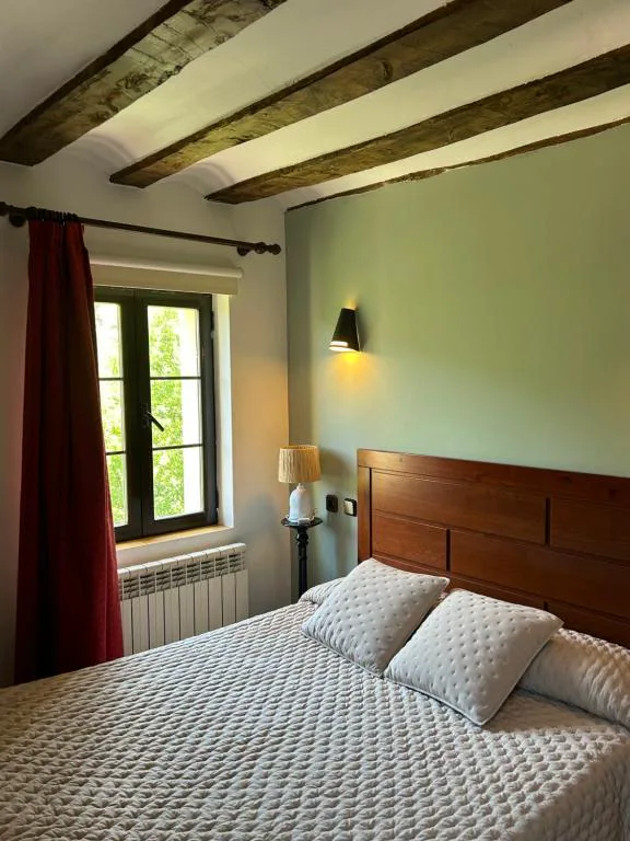 Dormitorio con cabecero de madera