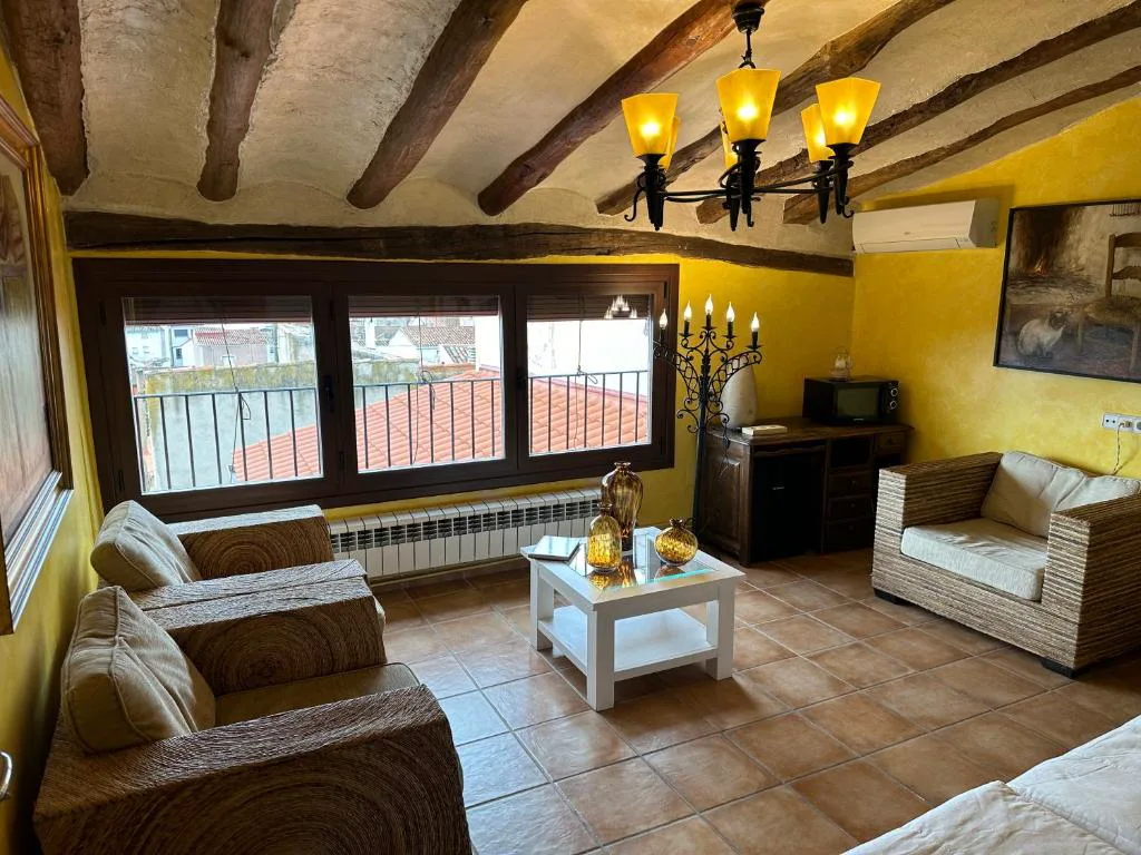 Salón amarillo con sofás y mesa baja