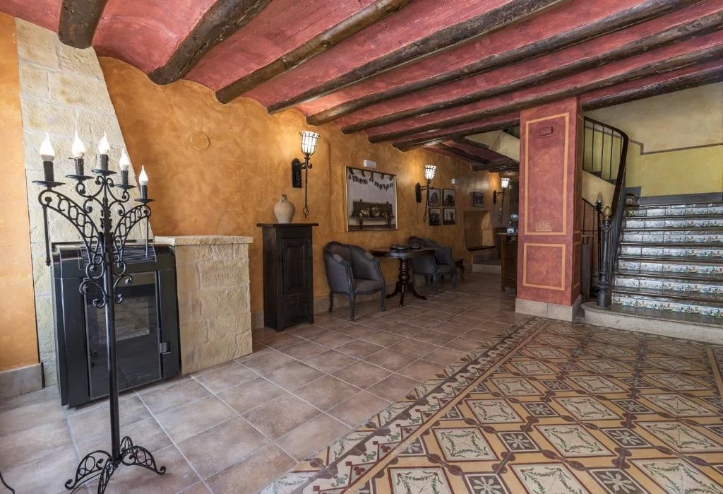 Salón de vigas con escalera y arcos