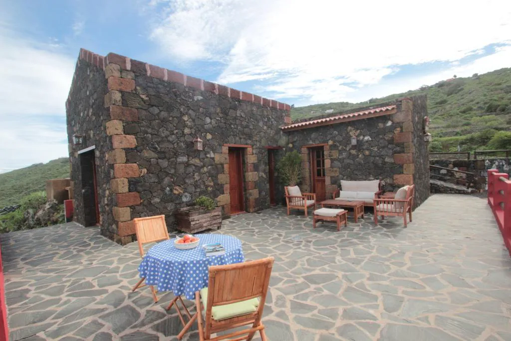 Fachada de piedra volcánica tradicional de Casa Rural la Hojalata, en Mocanal, El Hierro