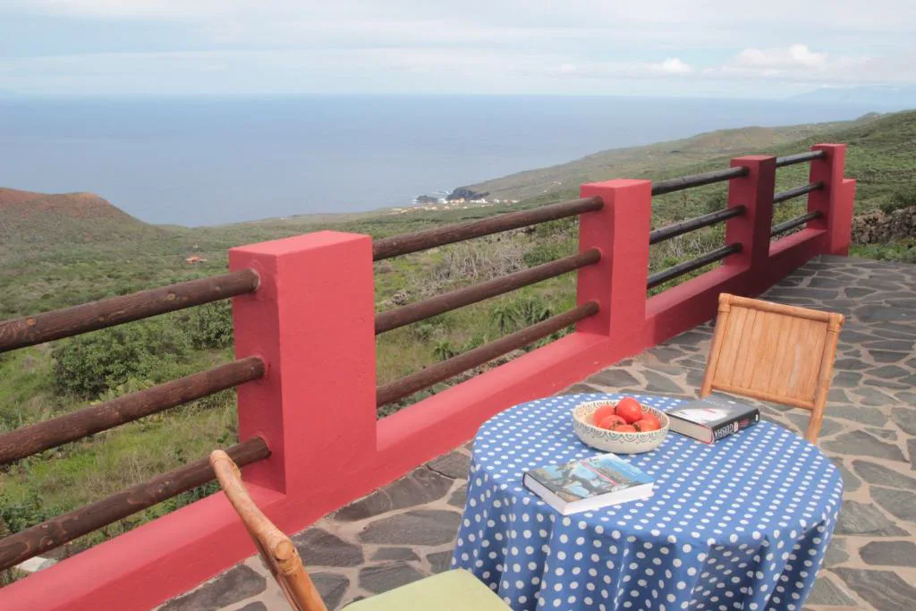 Terraza-mirador con barandilla roja y vistas al valle de El Golfo y al mar, Casa Rural la Hojalata