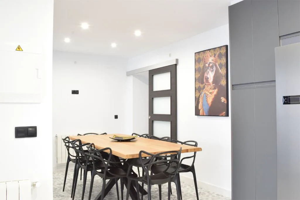 Comedor con mesa de madera y sillas negras