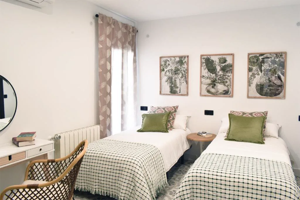 Habitación con dos camas y cuadros