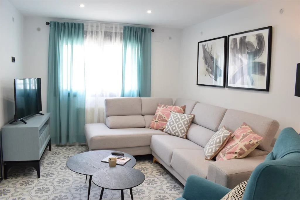 Salón con sofá azul verdoso y mesa baja