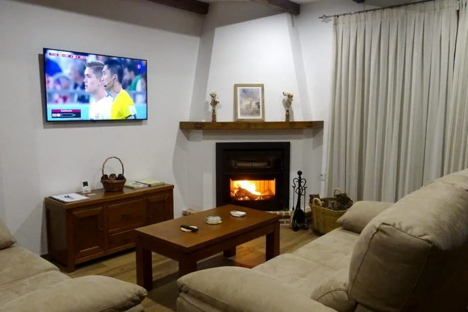 Salón con chimenea encendida y sillón