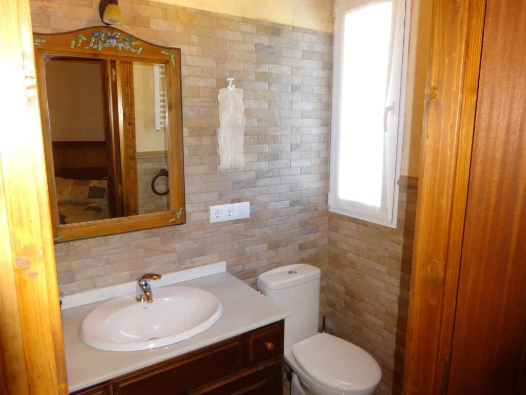 Baño con lavabo y espejo de madera