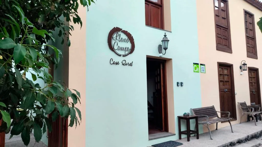 Fachada tradicional canaria en tonos turquesa y crema de Casa Rural Llano Campo, en Hermigua, La Gomera