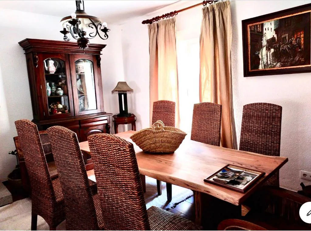 Comedor con mesa de madera y vitrinas
