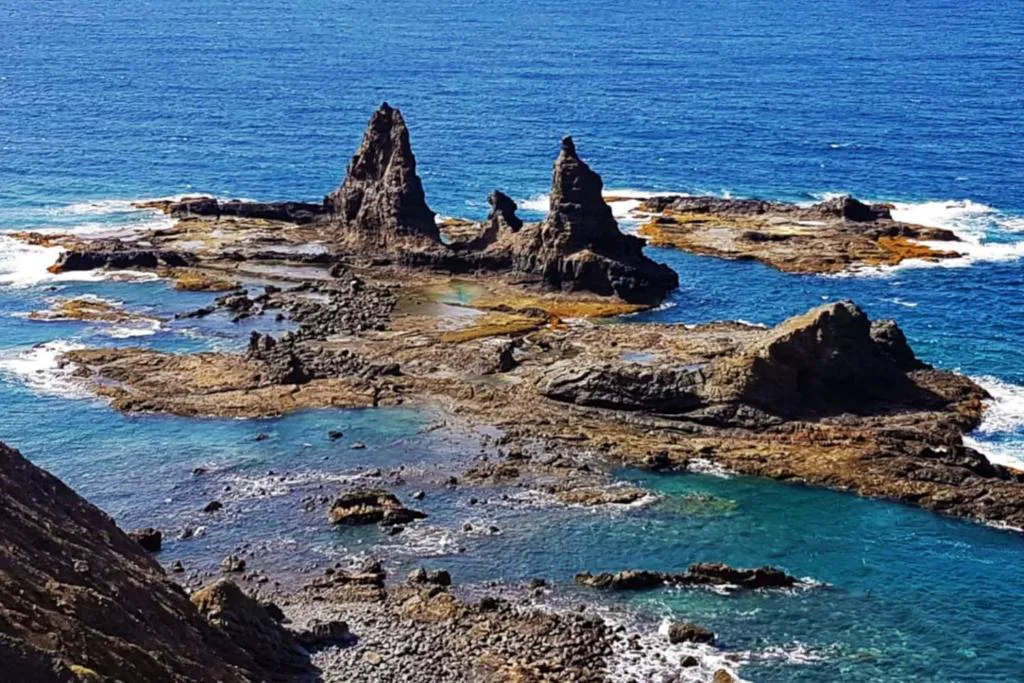 Formación basáltica de columnas verticales sobre el mar, Monumento Natural de Los Órganos, cerca de Arguamul, La Gomera