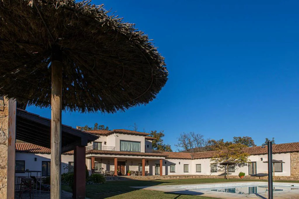 Casa de campo con sombrilla y cenador