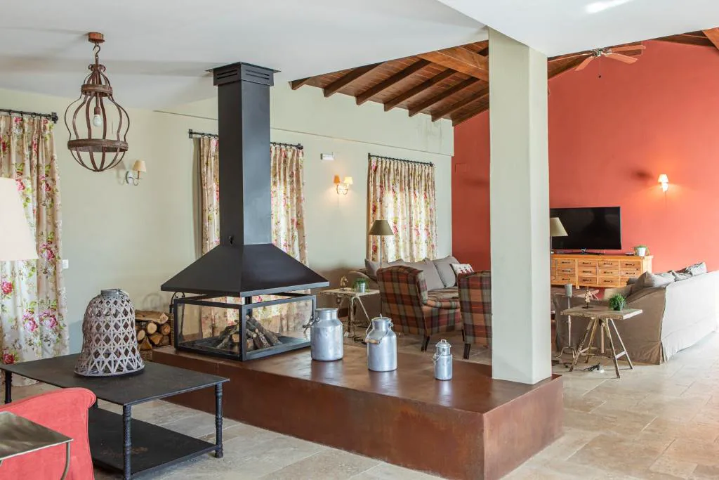 Salón con chimenea central y sofás