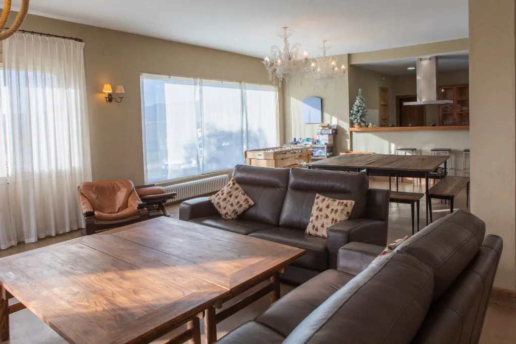 Salón con mesa de madera y cocina abierta