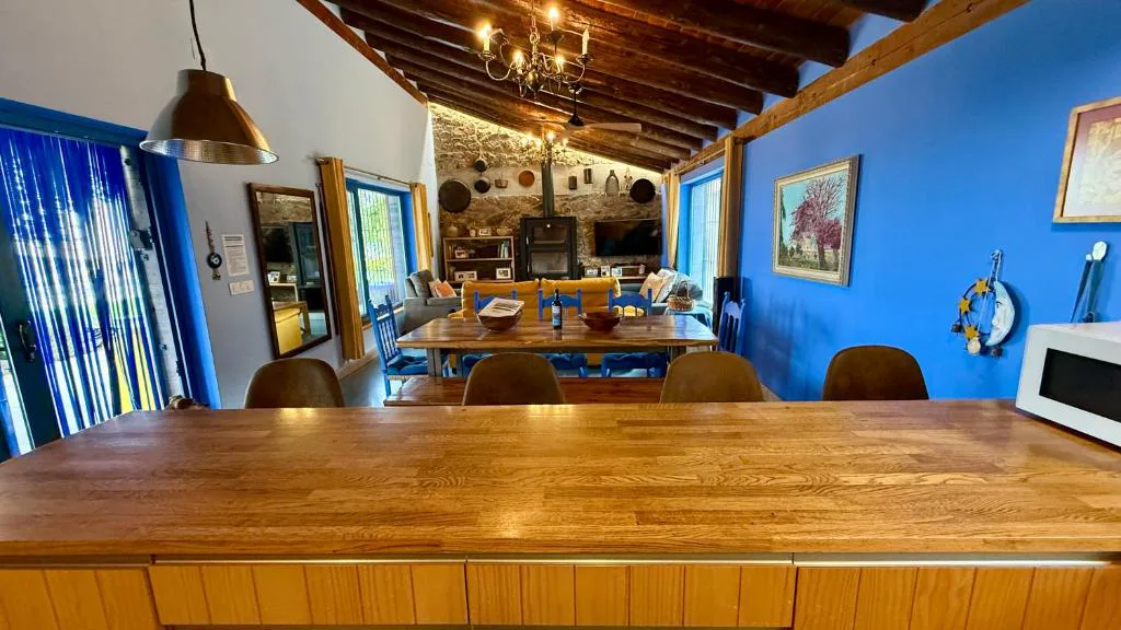 Sala de madera con mesa larga y vigas