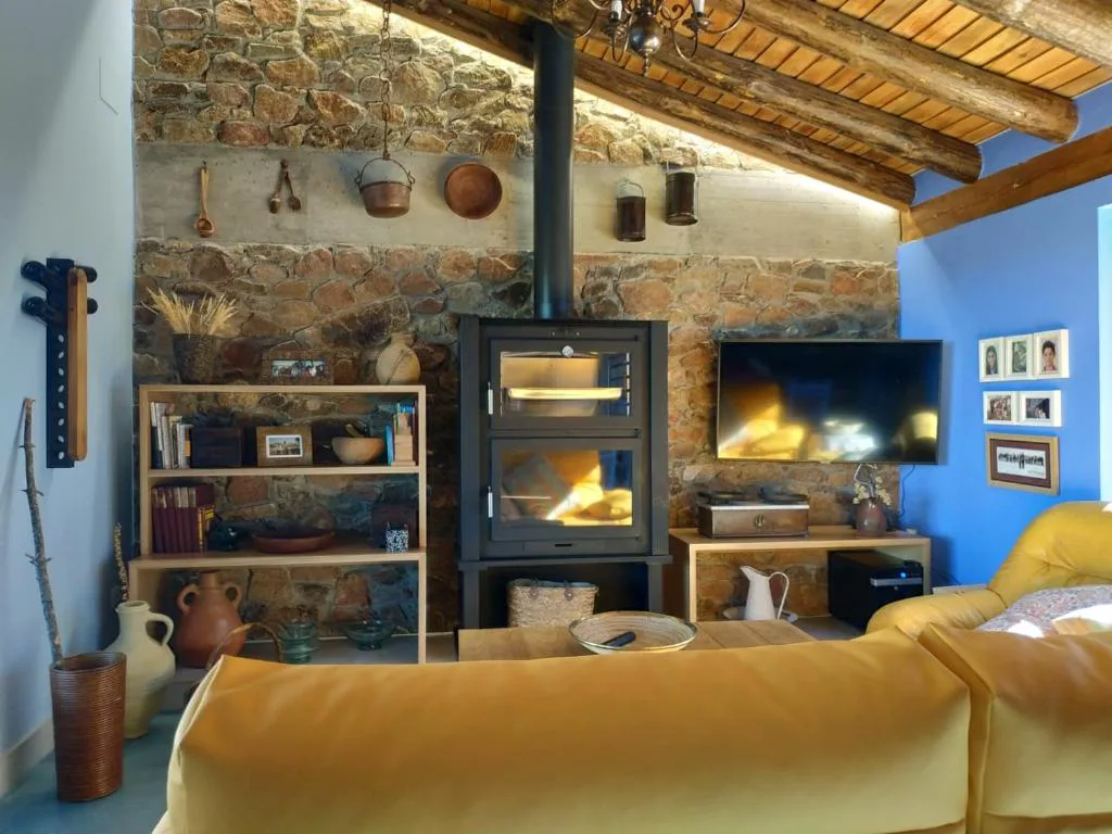 Salón con chimenea y sillones amarillos