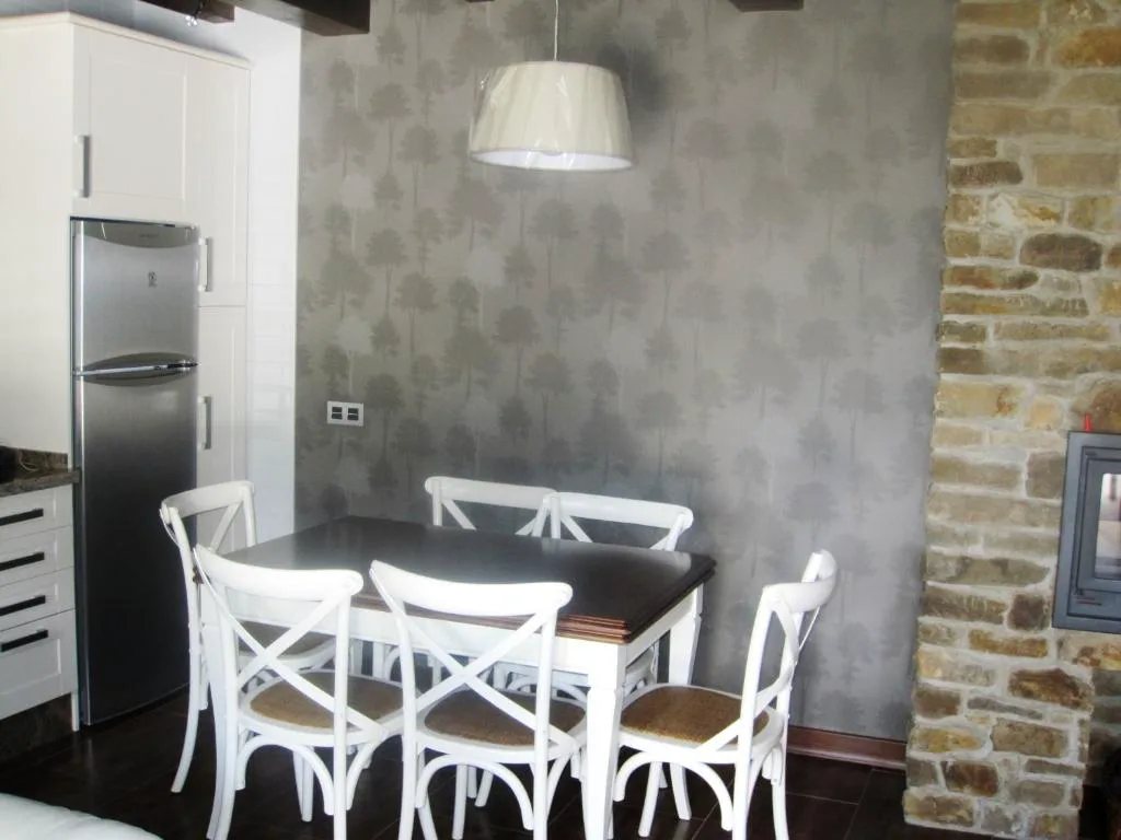 Comedor con mesa de madera y sillas blancas