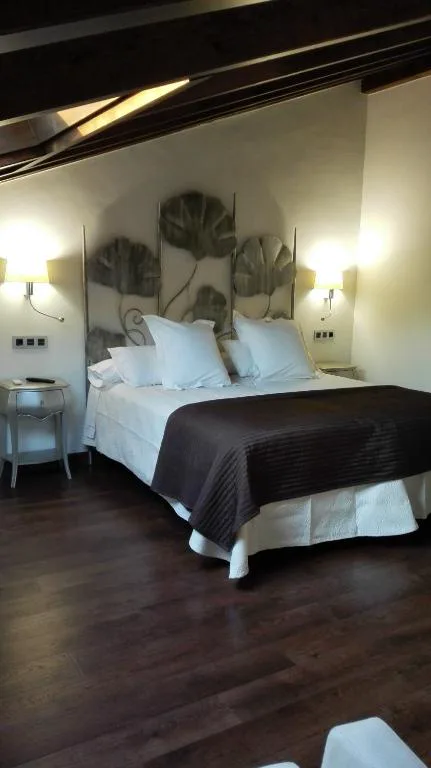 Dormitorio con cama doble y luz cálida