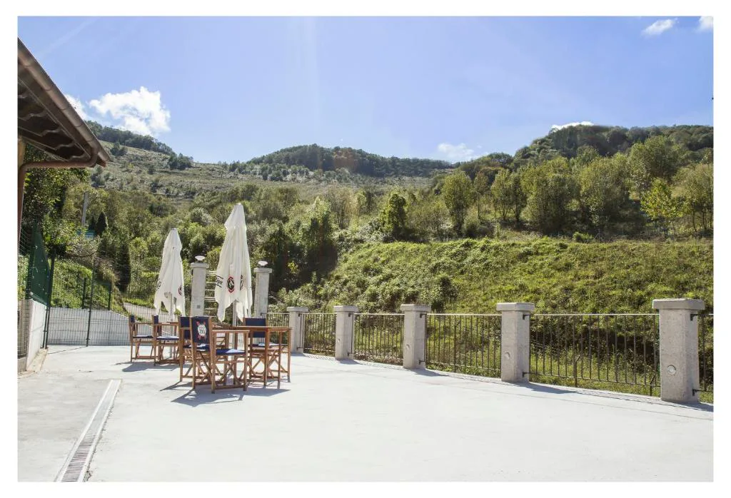 Terraza con mesa y sillas y vistas al valle