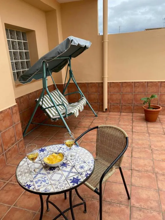 Rincón con columpio y mesa de mosaico