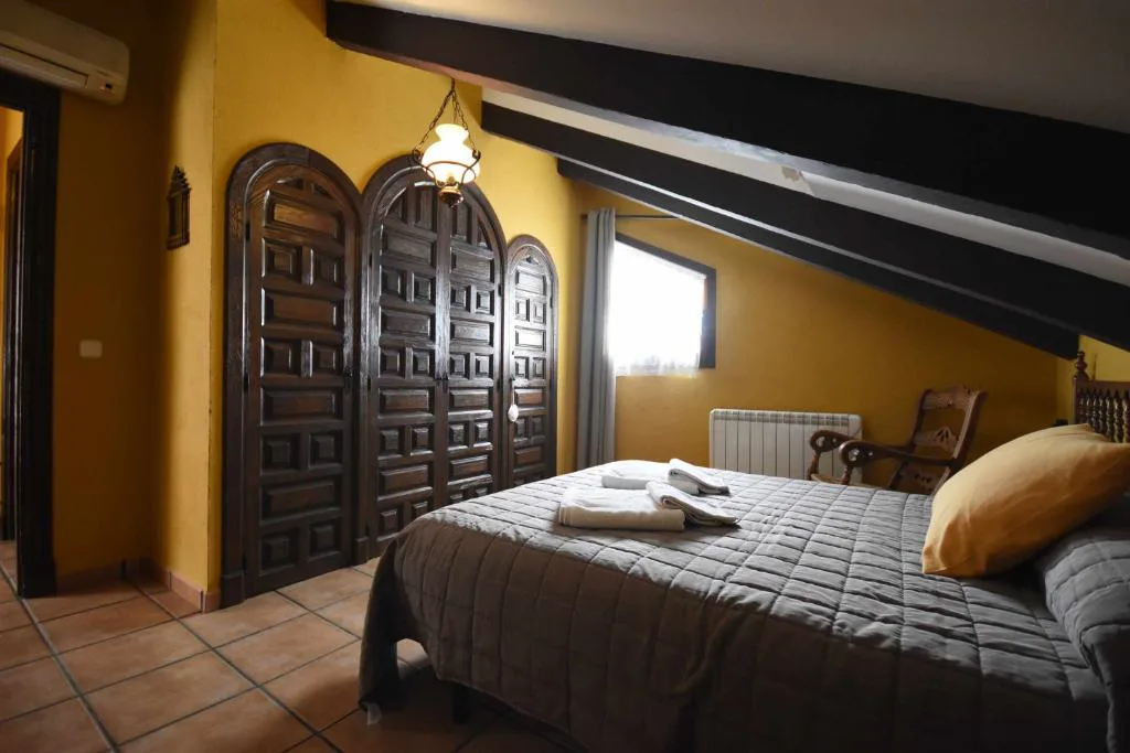 Dormitorio con puertas talladas de madera