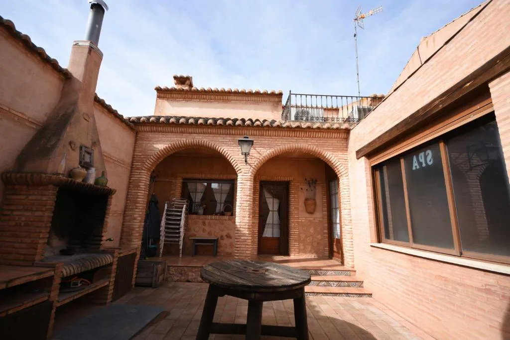 Patio de ladrillo con arcos