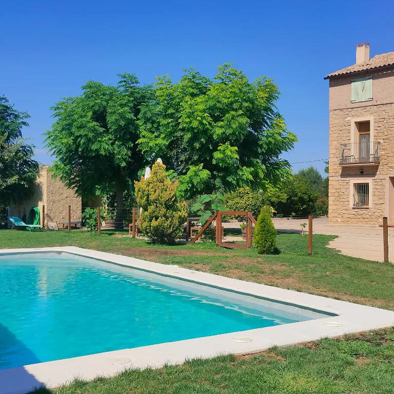 Piscina azul en un jardín con árboles