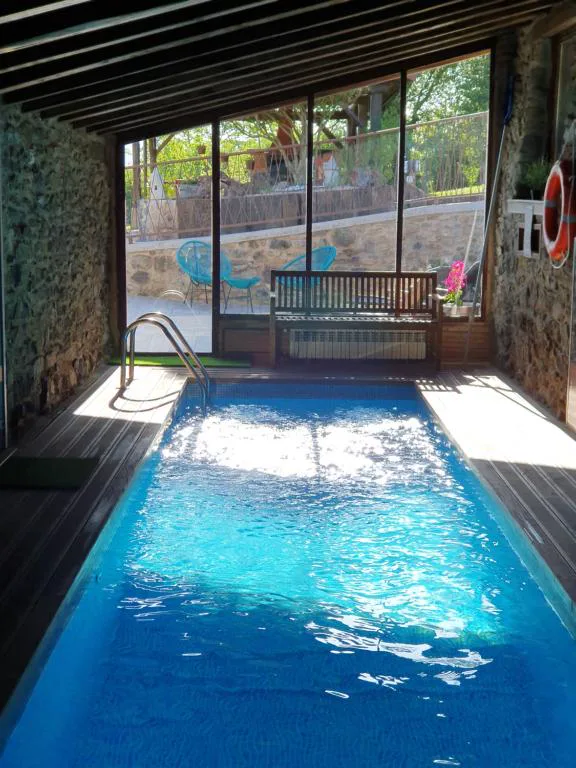 Piscina cubierta alargada con cristaleras