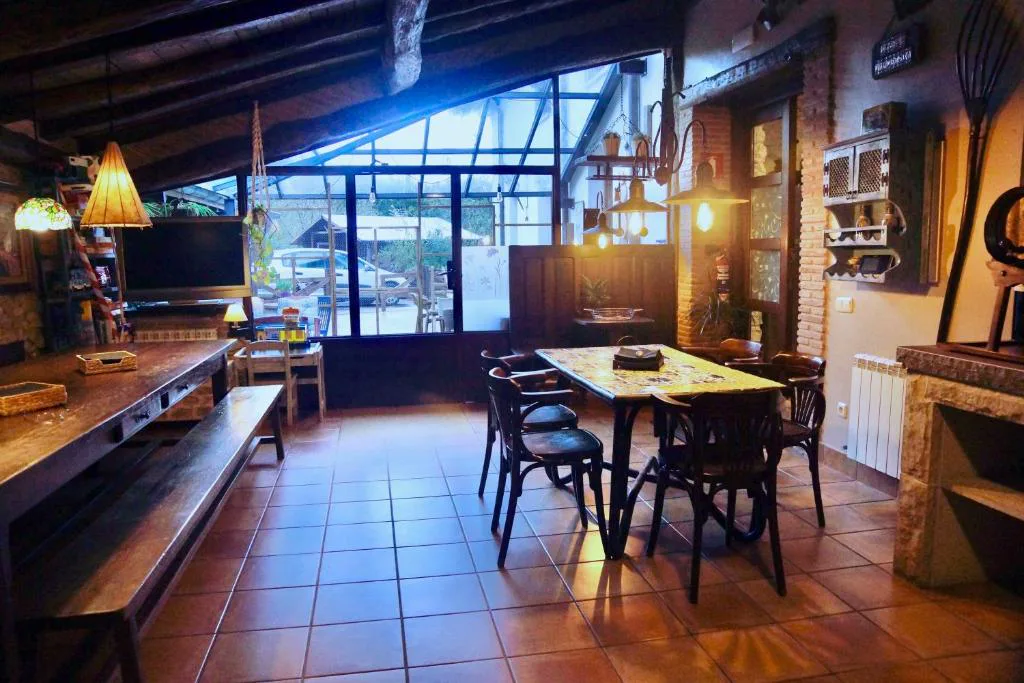 Comedor con vigas y cristaleras