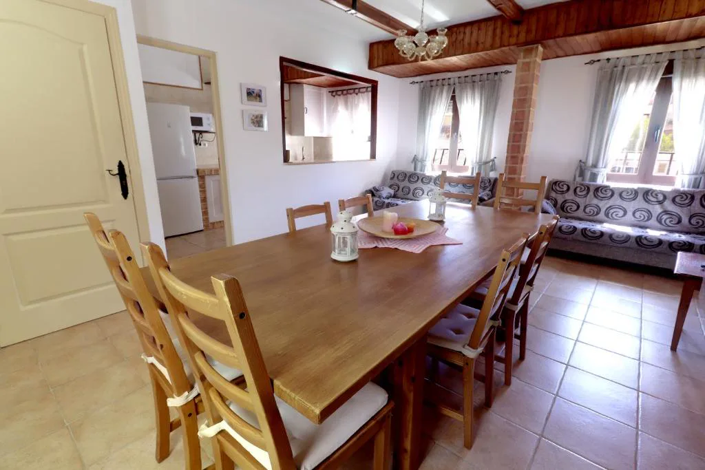 Mesa de comedor de madera con sillas
