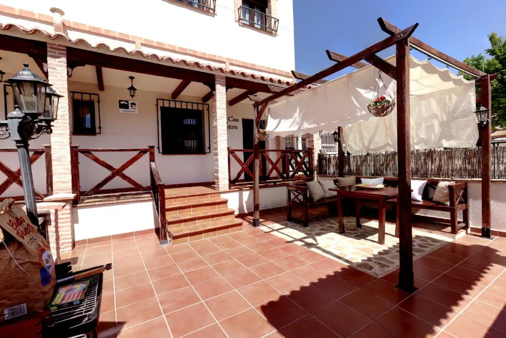 Terraza de madera con tejado y escalera