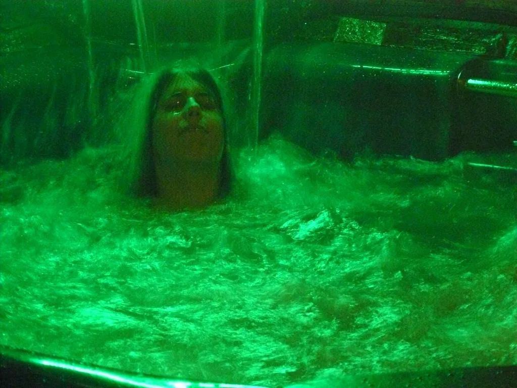 Piscina de spa iluminada de verde