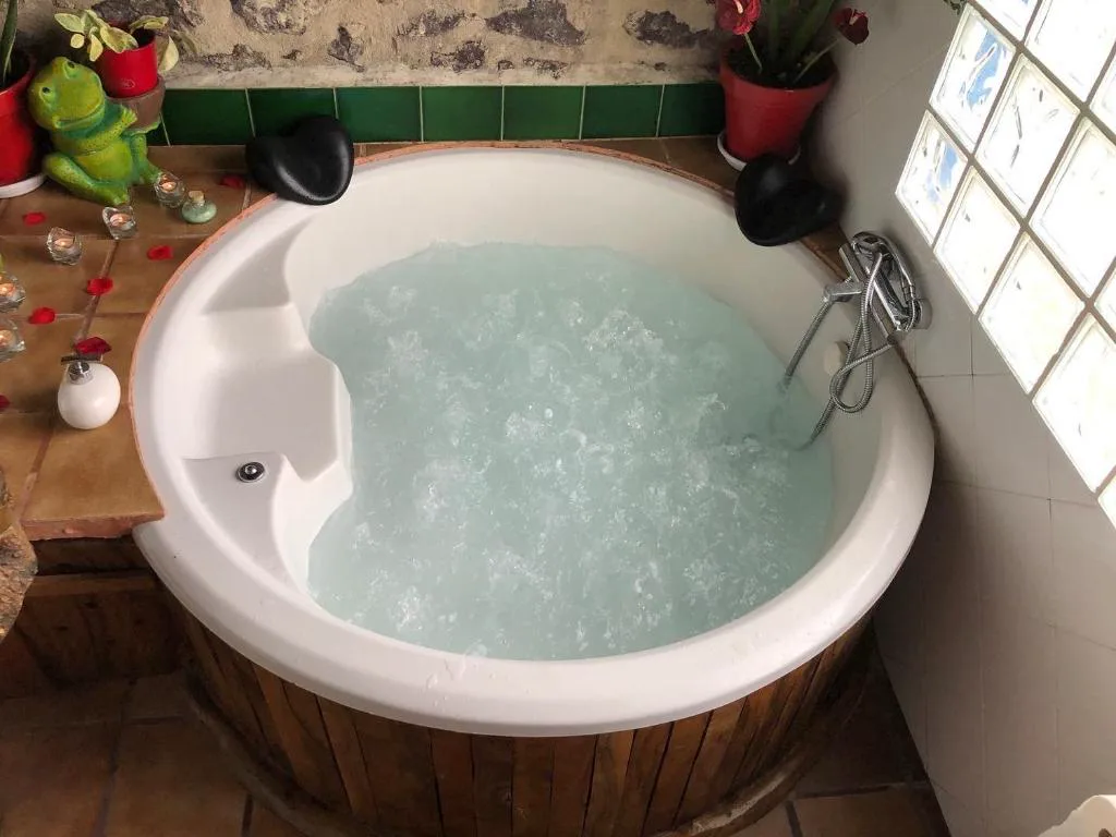Bañera de hidromasaje redonda de madera con burbujas