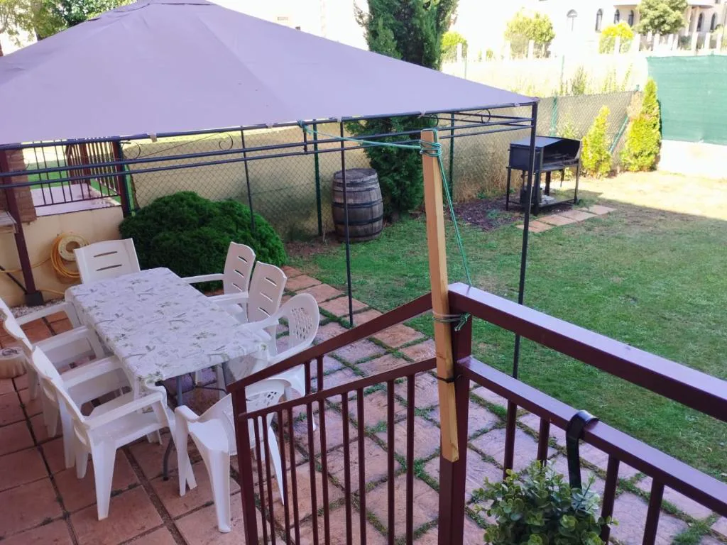 Porche con mesa de terraza y toldo