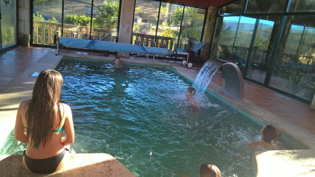 Zona de sauna y ducha de obra alicatada en verde, Casa Spa en Montaña