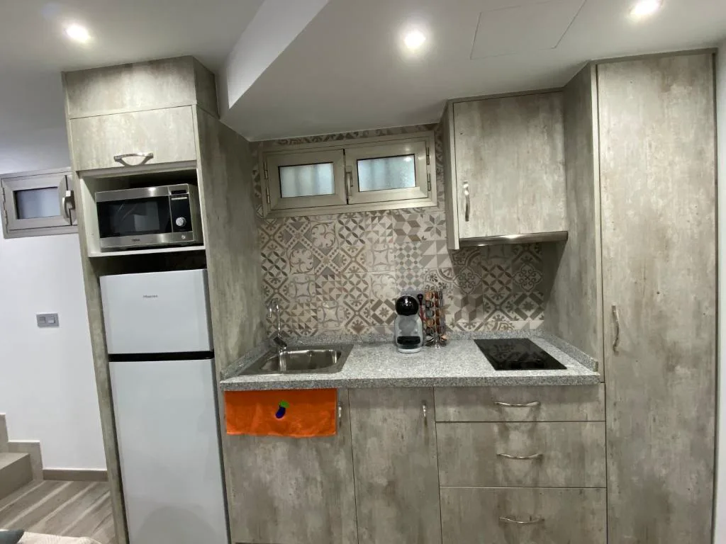 Cocina pequeña con microondas y nevera