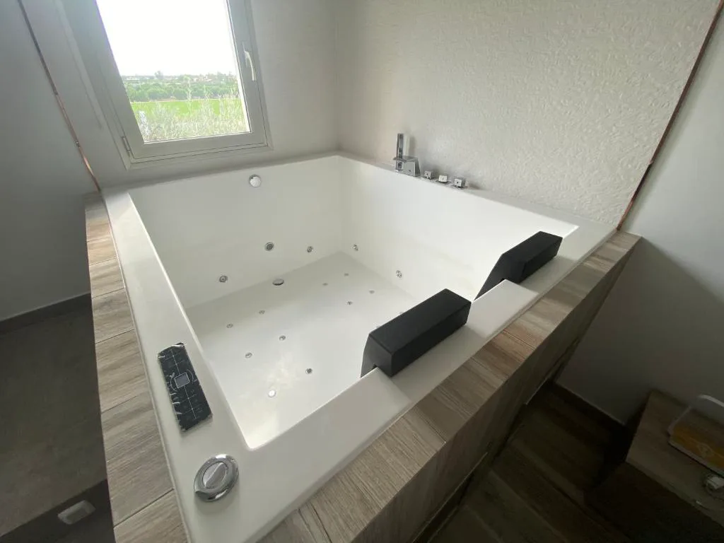 Jacuzzi cuadrado en una sala luminosa
