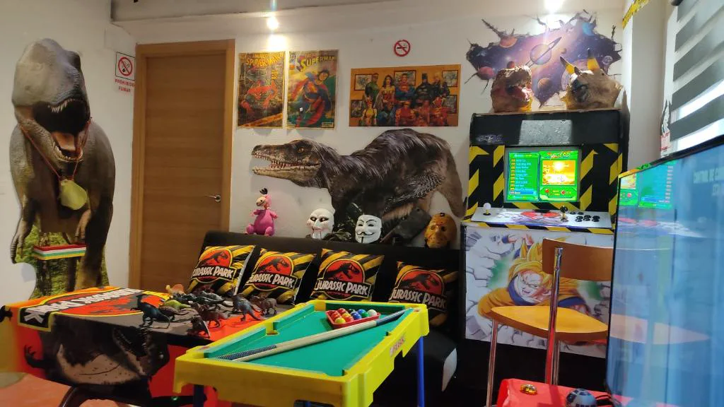 Sala de juegos con figuras de cómic
