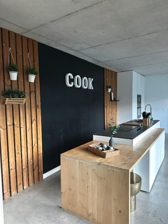 Cocina con encimera de madera y rótulo Cook