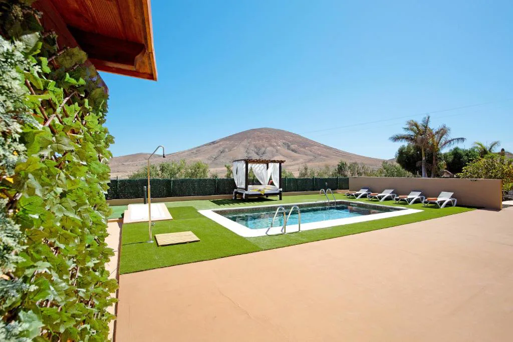 Piscina con pérgola-cama balinesa frente a un volcán, Casa Valentina, en Tuineje, Fuerteventura
