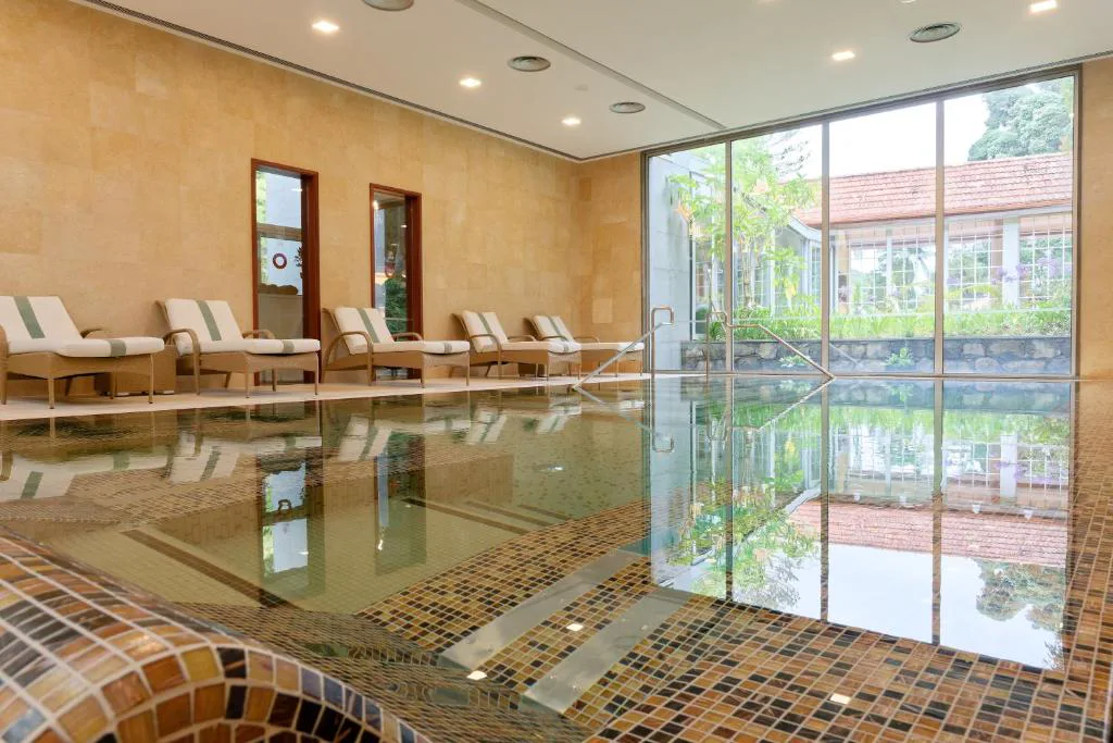 Piscina cubierta del spa con vistas al jardín, Casa Velha do Palheiro