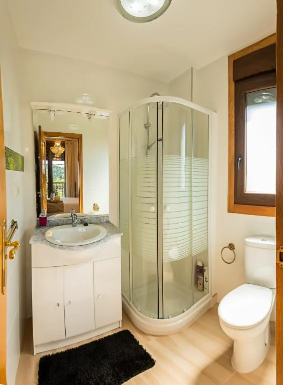 Baño con ducha de mampara curva, Casa Victoria