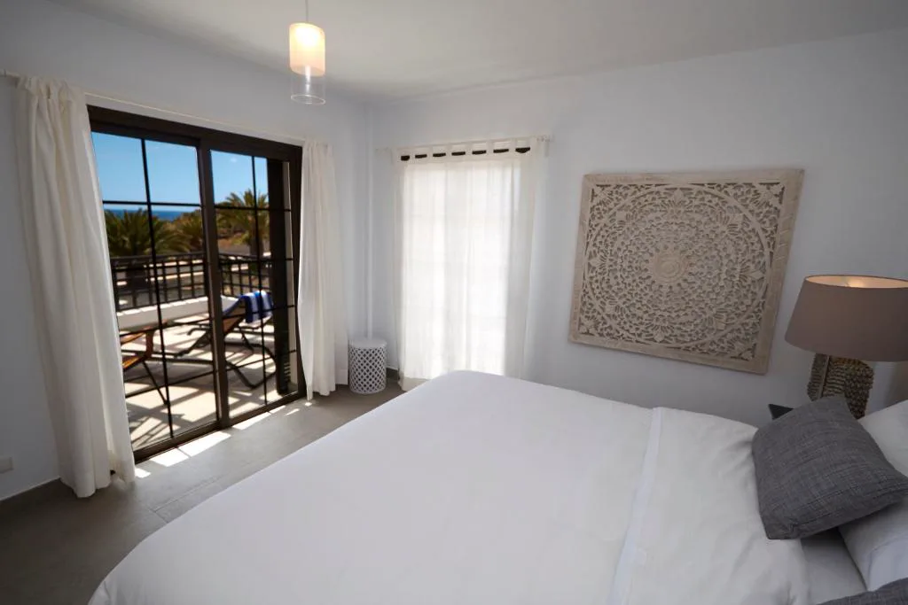 Dormitorio con puertas correderas a la terraza y vistas al mar, Casa Volcanes