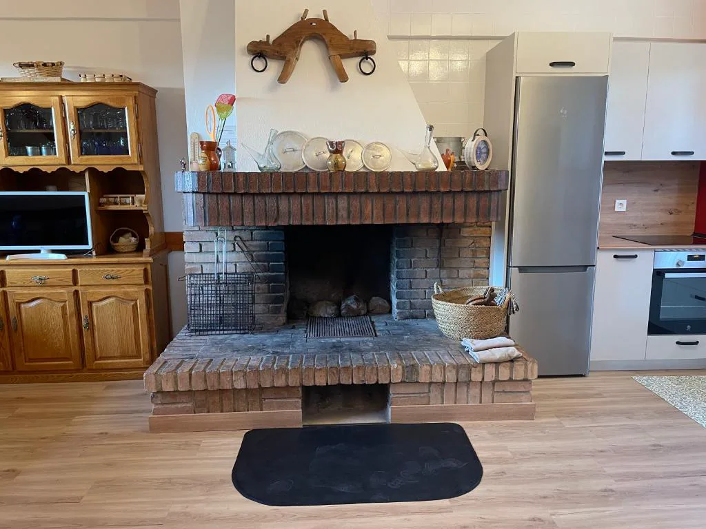 Cocina de madera con chimenea