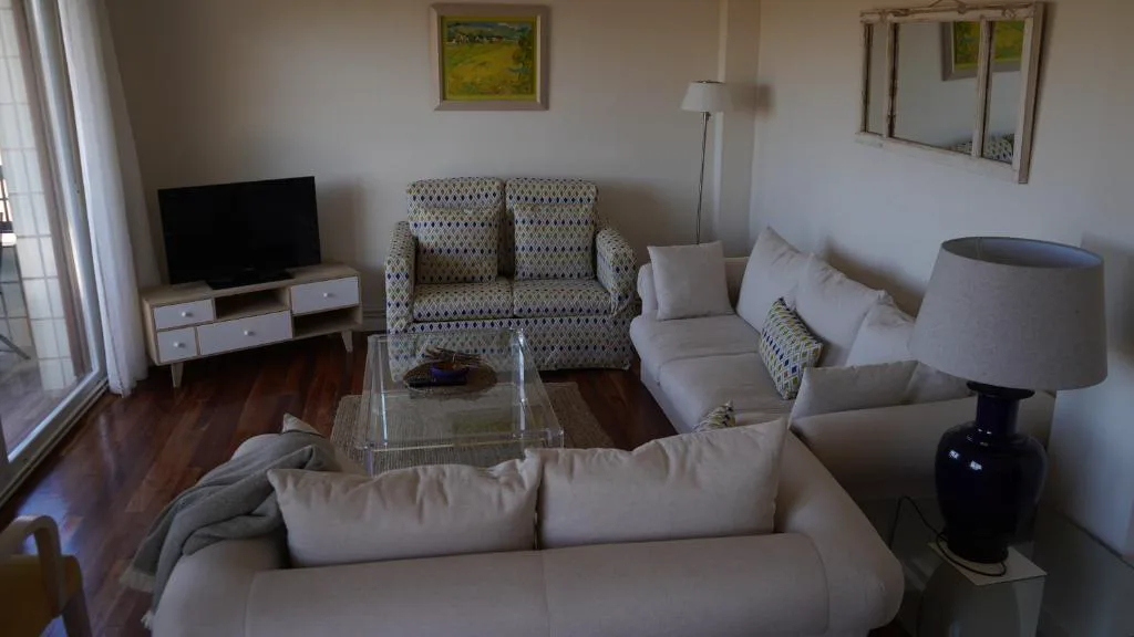 Salón con sofás y televisión