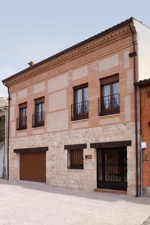 Fachada de ladrillo de las casas en la calle