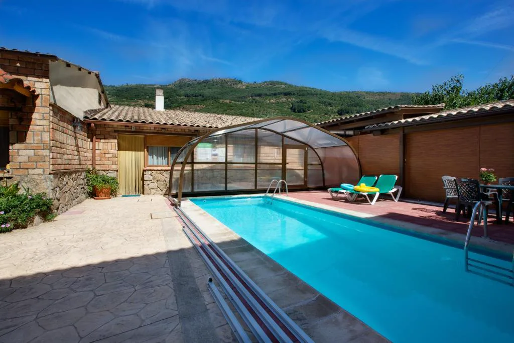 Piscina larga con techo abierto y zona de descanso