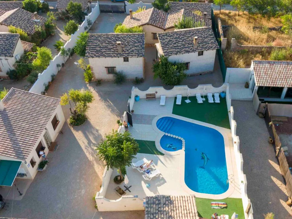 Piscina con casas de ladrillo y patio