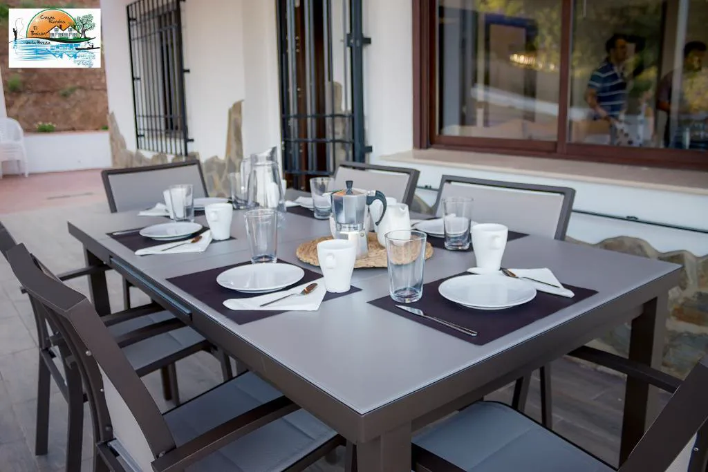 Mesa comedor preparada con copas y platos