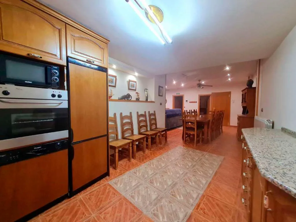 Cocina de madera con comedor