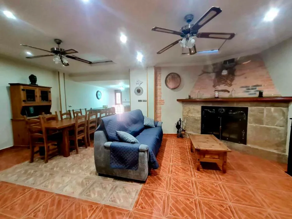 Salón comedor con ventiladores y chimenea
